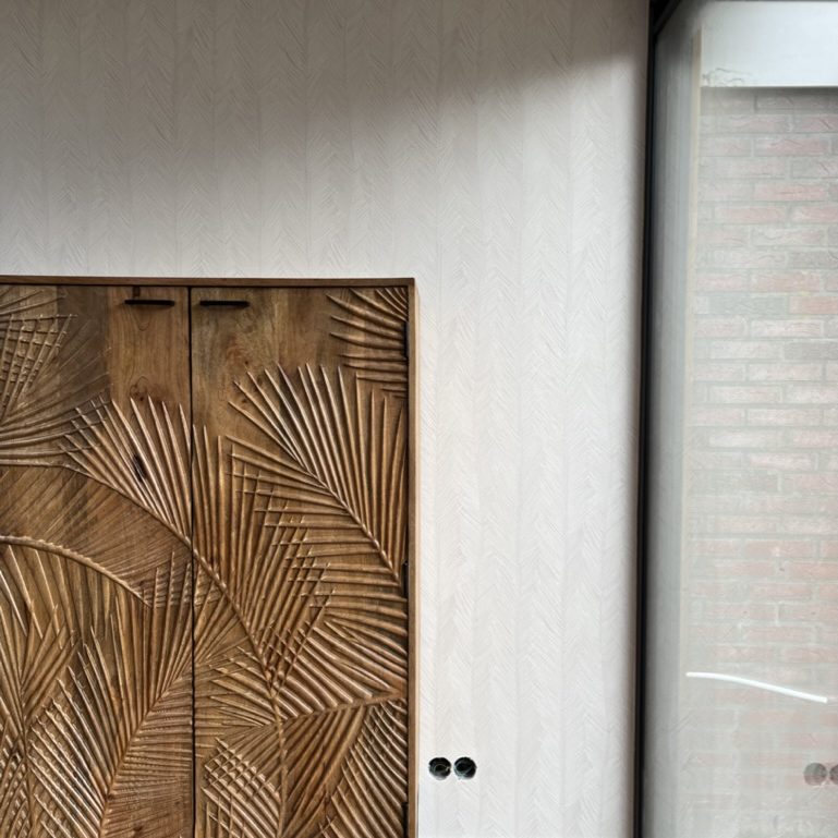 advies behang met motief en houten kast